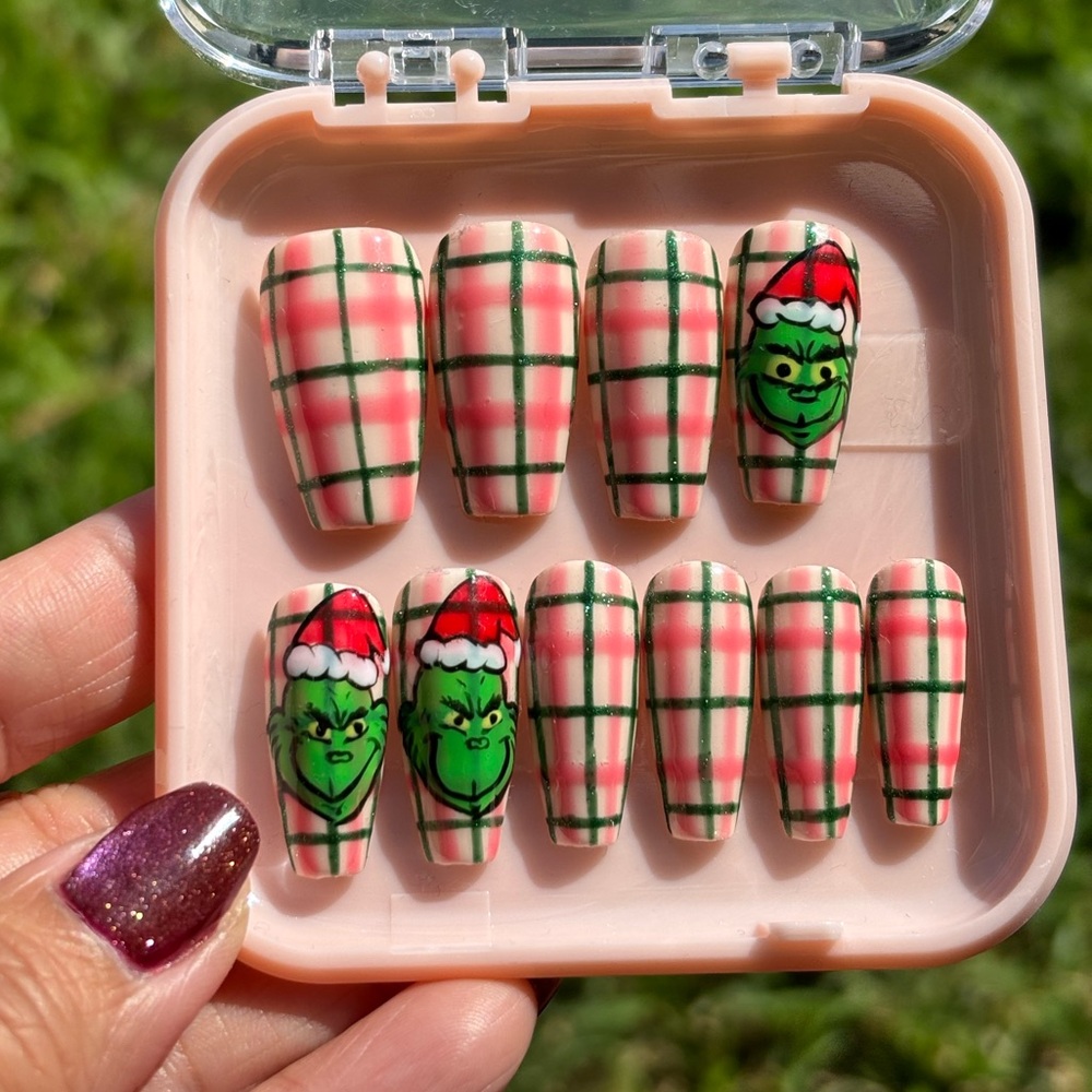 Festive Grinch Plaid Press-On Nails
